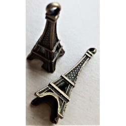 Kovový přívěsek Eiffelovka, staromosaz, 2,5 cm