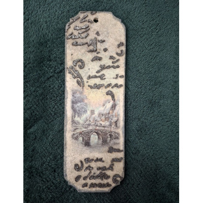 Destička z hdf visačka, rýžový papír a stencil pasta použitá přes šablonu. Odstín černá.