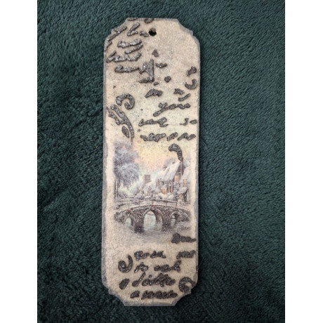 Destička z hdf visačka, rýžový papír a stencil pasta použitá přes šablonu. Odstín černá.